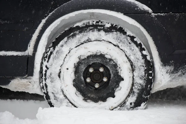 Offroad car tires stuck in the snow — Stock Photo, Image