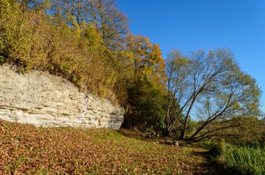 kumtaşı kayalıklarla