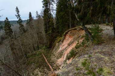 kumtaşı kayalıklarla
