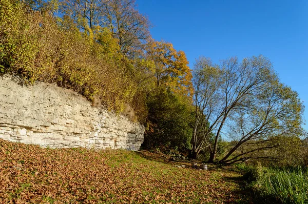 kumtaşı kayalıklarla