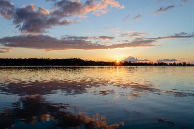dramatik kırmızı bulutlar