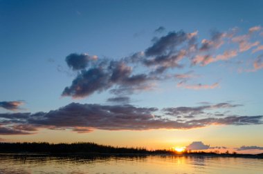 dramatik kırmızı bulutlar