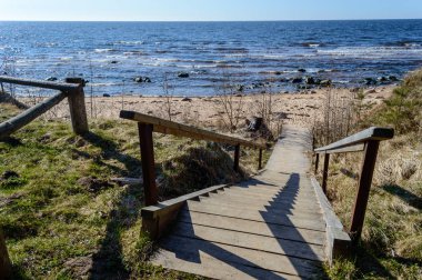 Göl ile renkli sonbahar günü su yansımalar