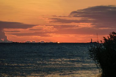 dramatik kırmızı bulutlar