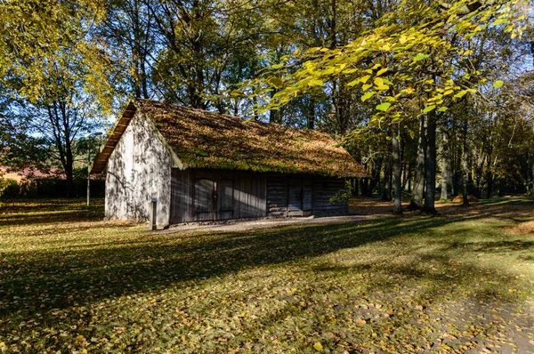 Landhaus im Garten — Stockfoto