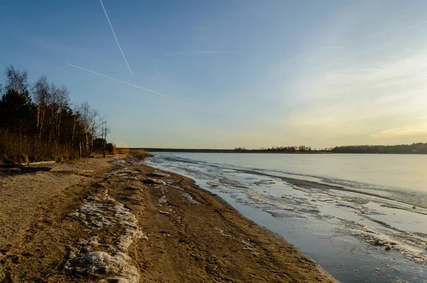 Fagyasztott beach, hideg tél nap — Stock Fotó