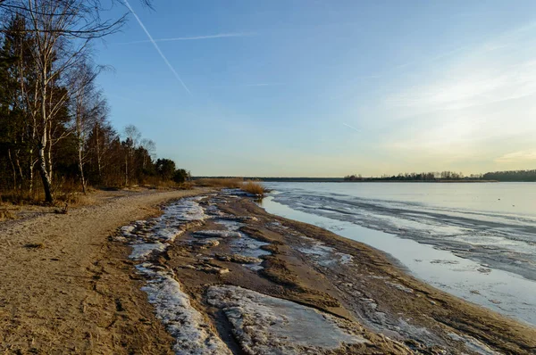 Frysta beach i kall vinterdag — Stockfoto