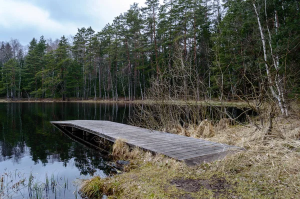 Jezero s odrazy vody v barevné podzimní den — Stock fotografie