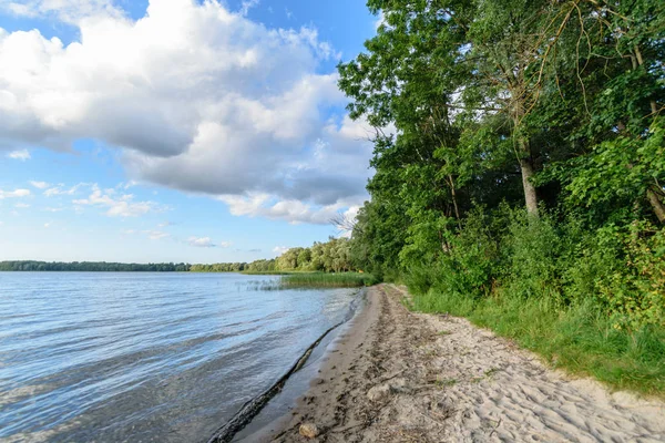 Yaz aylarında kırsalında renkli Göl Nehir