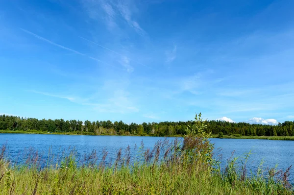 Colorato fiume lago in campagna in estate — Foto Stock