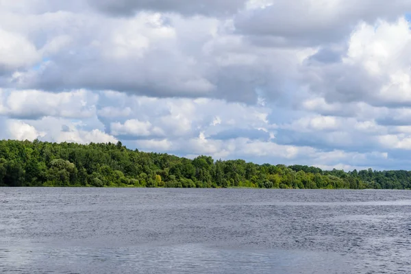 Rivière lac coloré à la campagne en été — Photo