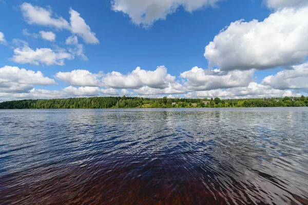 Rivière lac coloré à la campagne en été — Photo