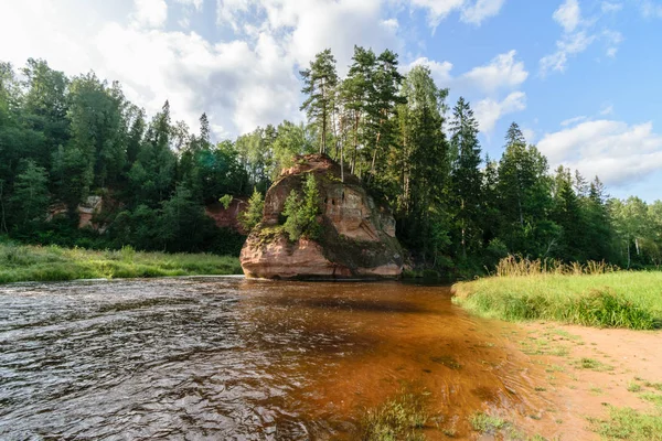 Färgglada sjön floden på landsbygden i sommar — Stockfoto