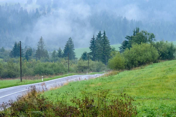 Mgliste rano widok w mokrych górach Tatry słowackie. autu — Zdjęcie stockowe