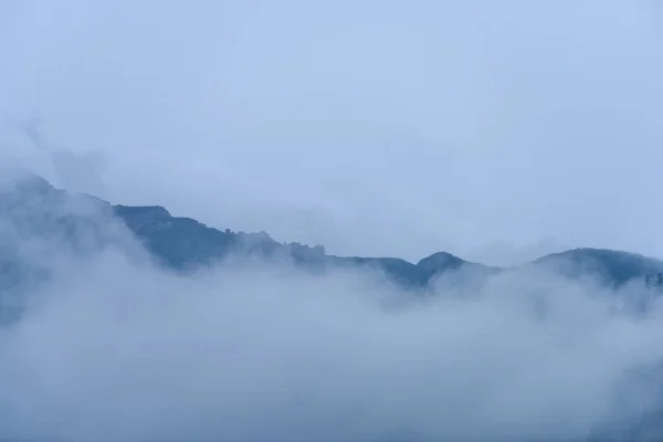 Niebla vista de la mañana en la zona de montaña húmeda en tatra eslovaco — Foto de Stock