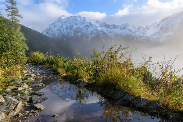 Misty morning view in wet mountain area in slovakian tatra. tour — Stock Photo, Image