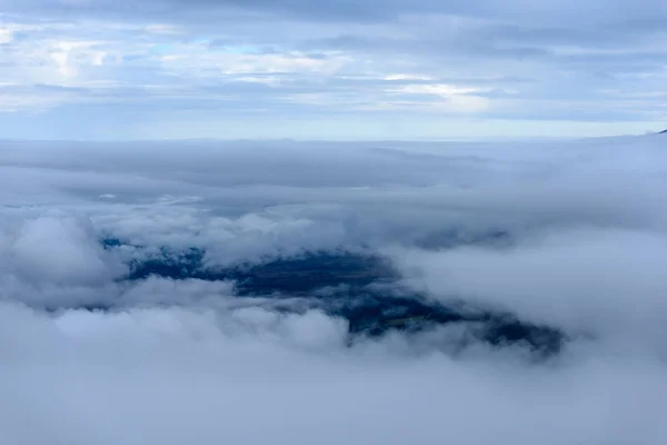 Niebla vista de la mañana en la zona de montaña húmeda en tatra eslovaco — Foto de Stock