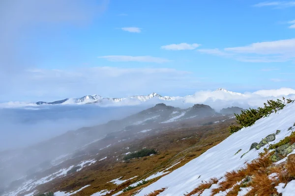 Mgliste rano widok w mokrych górach Tatry słowackie — Zdjęcie stockowe