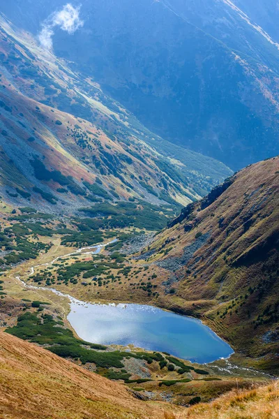 Lago de montaña de los Cárpatos eslovacos en otoño — Foto de Stock