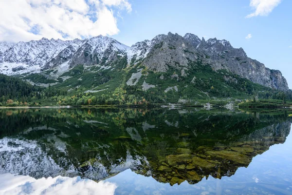 Slovakian carpathian mountain lake in autumn. popradske pleso — Stock Photo, Image