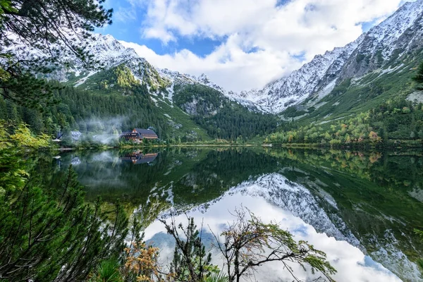 Słowacki Karpackie góry jezioro jesienią. Popradske pleso — Zdjęcie stockowe