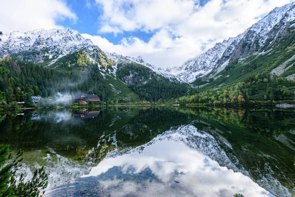 Eslovaco cárpatos montanha lago no outono. popradske pleso — Fotografia de Stock