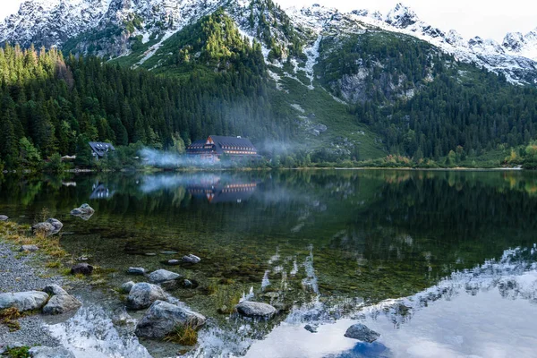 Slovenská Karpatské horské jezero na podzim. Popradské pleso — Stock fotografie