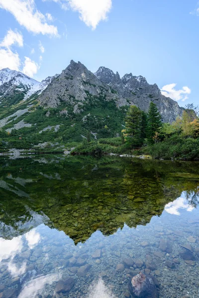 Slovaque lac de montagne des carpates en automne. popradske pleso — Photo