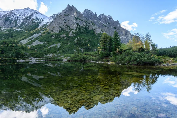 Slovakian carpathian mountain lake in autumn. popradske pleso — Stock Photo, Image