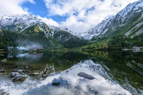 Słowacki Karpackie góry jezioro jesienią. Popradske pleso — Zdjęcie stockowe