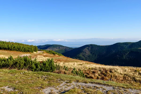 Slovakian carpathian mountains in autumn. sunny hill tops in sum — Stock Photo, Image