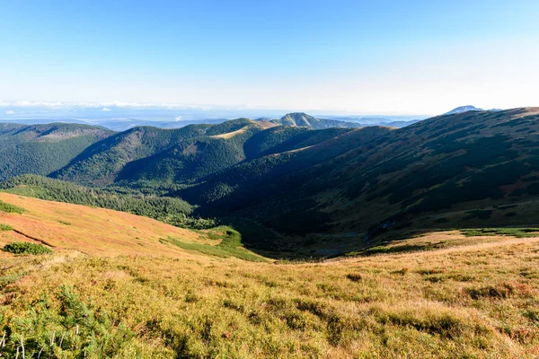 Slowakische Karpaten im Herbst. sonnige Berggipfel in Summe — Stockfoto