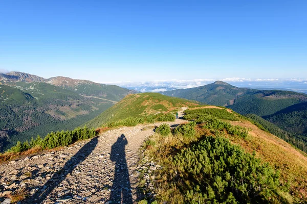 Slowakische Karpaten im Herbst. Wanderweg auf dem Gipfel des — Stockfoto