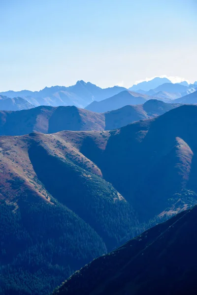 ภูเขา Carpathian สโลวาเกียในฤดูใบไม้ร่วง เนื้อหินบนผนัง — ภาพถ่ายสต็อก