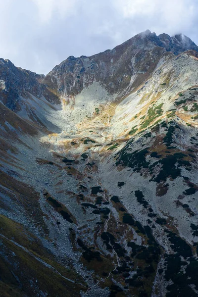 Slovakian carpathian mountains in autumn. rock textures on walls — Stock Photo, Image