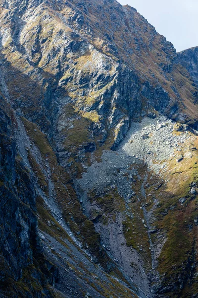 秋にスロバキア カルパチア山脈。壁の上の岩のテクスチャ — ストック写真