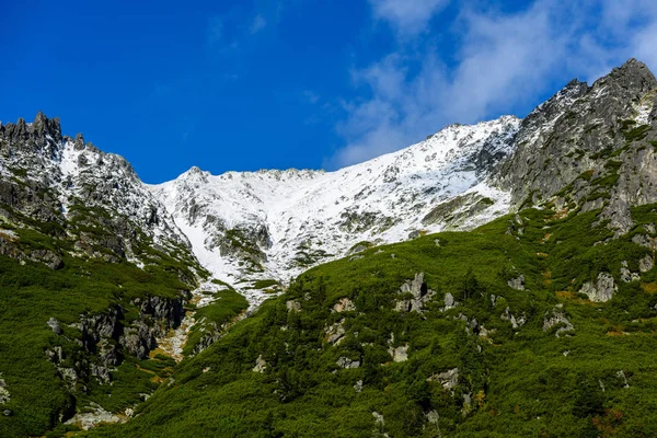 Montagne carpatiche slovacche in autunno. colline verdi con cime — Foto Stock