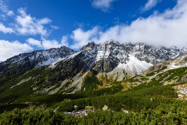 Σλοβακίας Καρπάθια Όρη το φθινόπωρο. καταπράσινους λόφους με κορυφές — Φωτογραφία Αρχείου