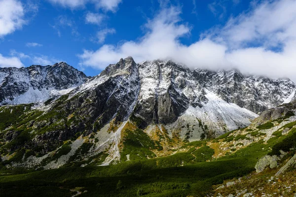 Σλοβακίας Καρπάθια Όρη το φθινόπωρο. καταπράσινους λόφους με κορυφές — Φωτογραφία Αρχείου