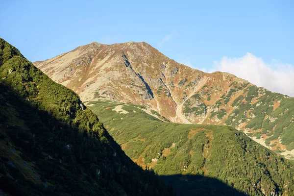 Montagnes carpates slovaques en automne. sommets ensoleillés des collines en somme — Photo