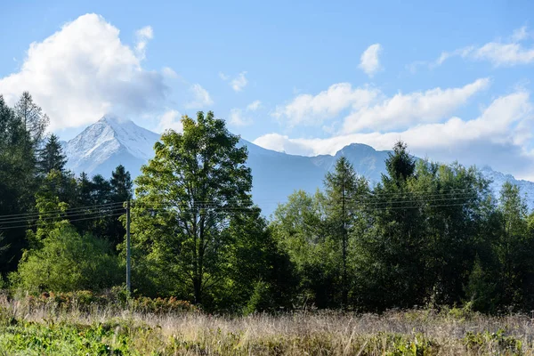 Montañas de los Cárpatos eslovacos en otoño con bosques verdes — Foto de Stock