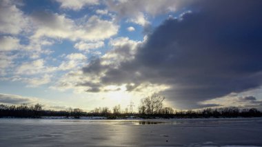 Renkli Kış günbatımı donmuş nehir buz üstünde