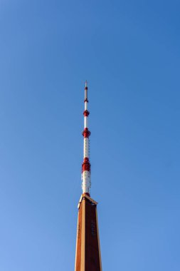 televizyon yayın anteni ormanda