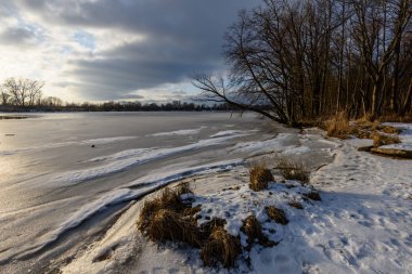 Renkli Kış günbatımı donmuş nehir buz üstünde