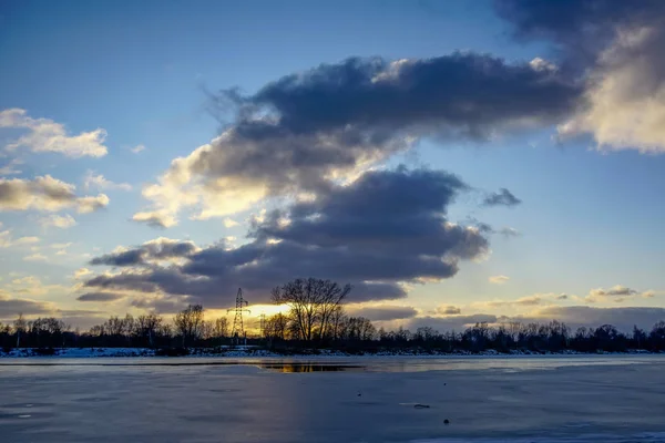 Coucher de soleil d'hiver coloré sur glace de rivière gelée — Photo