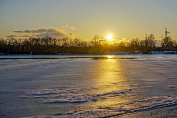 Coucher de soleil d'hiver coloré sur glace de rivière gelée — Photo