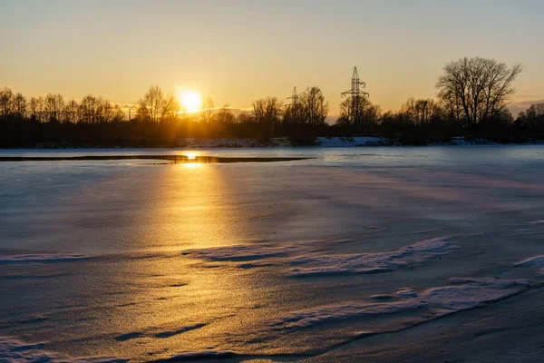 Coucher de soleil d'hiver coloré sur glace de rivière gelée — Photo