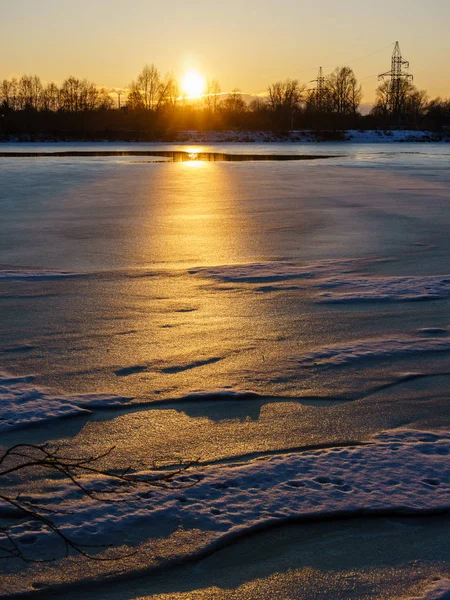 Coucher de soleil d'hiver coloré sur glace de rivière gelée — Photo