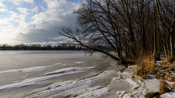 Pôr do sol de inverno colorido no gelo congelado do rio — Fotografia de Stock
