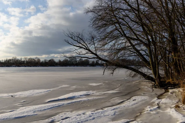 Farbenfroher Wintersonnenuntergang auf gefrorenem Flusseis — Stockfoto